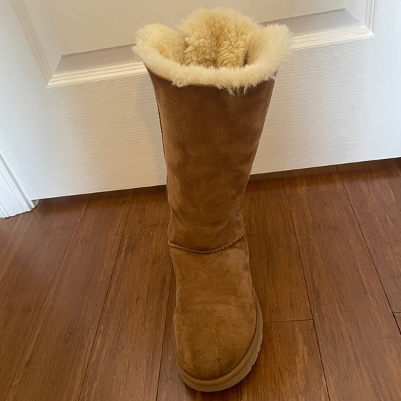 Ugg Boots - Picture 6 of 9
